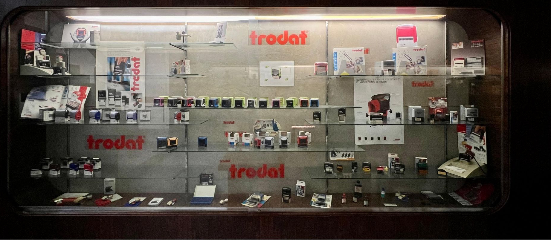 Vidriera con productos Trodat
